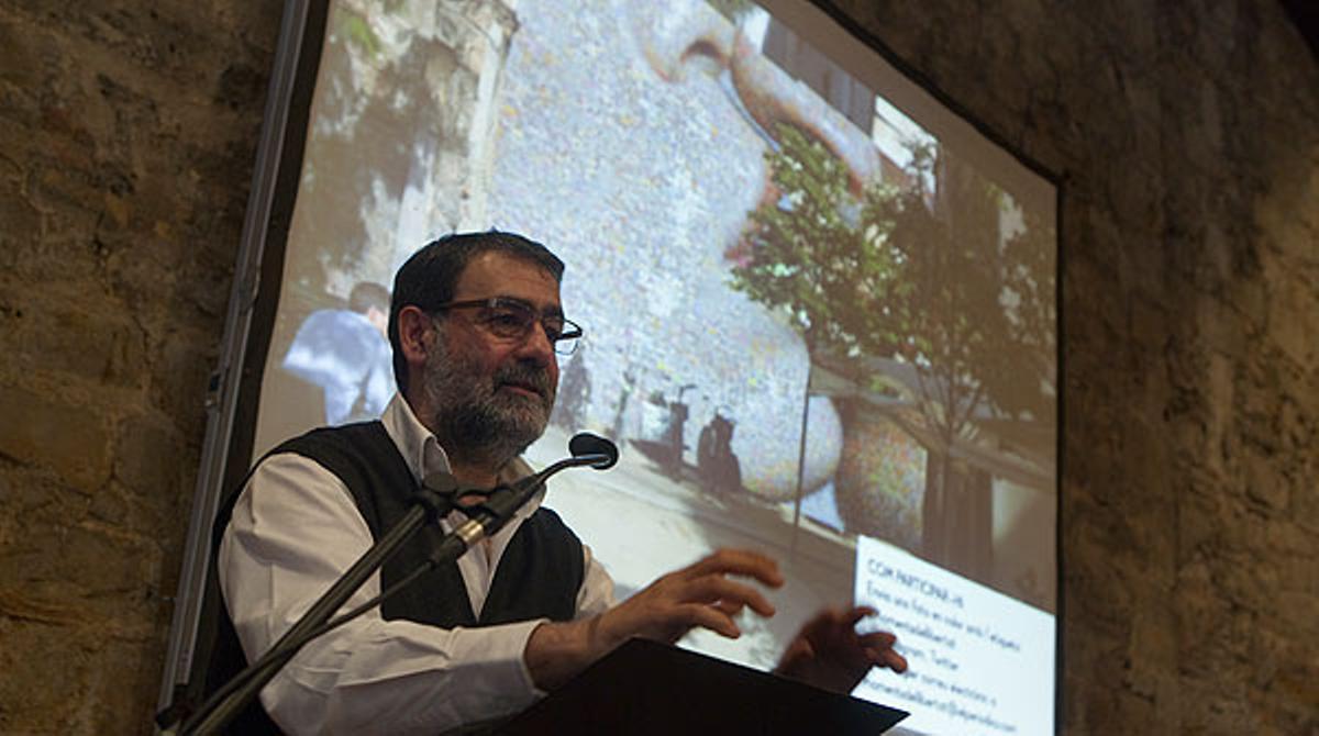 El fotògraf Joan Fontcuberta explica el seu projecte de fotomosaic del Tricentenari que elaborarà a partir de fotos enviades pels ciutadans.