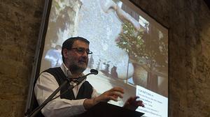 El fotògraf Joan Fontcuberta explica el seu projecte de fotomosaic del Tricentenari que elaborarà a partir de fotos enviades pels ciutadans.