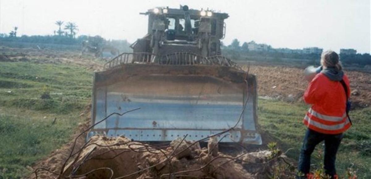 Rachel Corrie, davant l’excavadora que la va aixafar, el 16 de març del 2003. Rachel Corrie, davant l’excavadora que la va aixafar, el 16 de març del 2003.