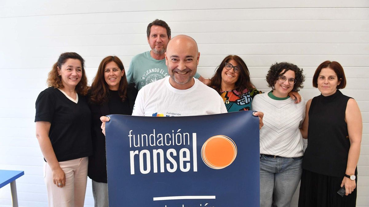Rafael Vázquez, coordinador de la Fundación Ronsel (en el centro), rodeado del equipo de la oficina coruñesa de la entidad.