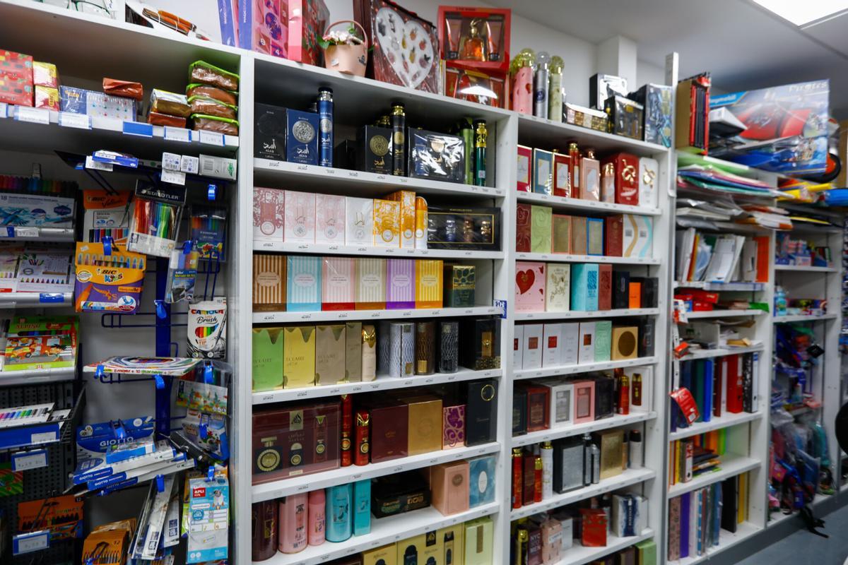 En imágenes | La Tiendica de las Noly’s: el pequeño comercio de Zaragoza que conquistó TikTok sin perder su esencia de barrio
