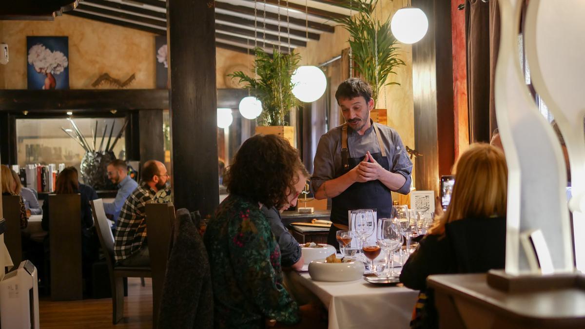 Diego Herrero explicando uno de sus platos a los comensales.