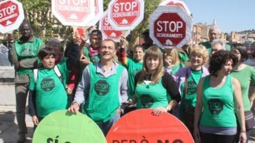 Concentració de membres de la Plataforma d&#039;Afectats per la Hipoteca al Pont de Pedra de Girona | ACN