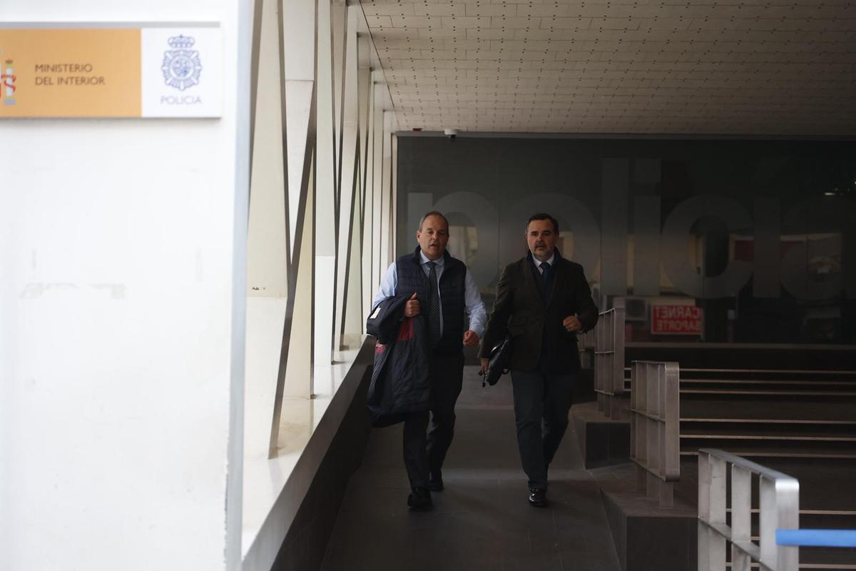 Así ha sido la salida de Carlos Baño de la comisaría de Alicante