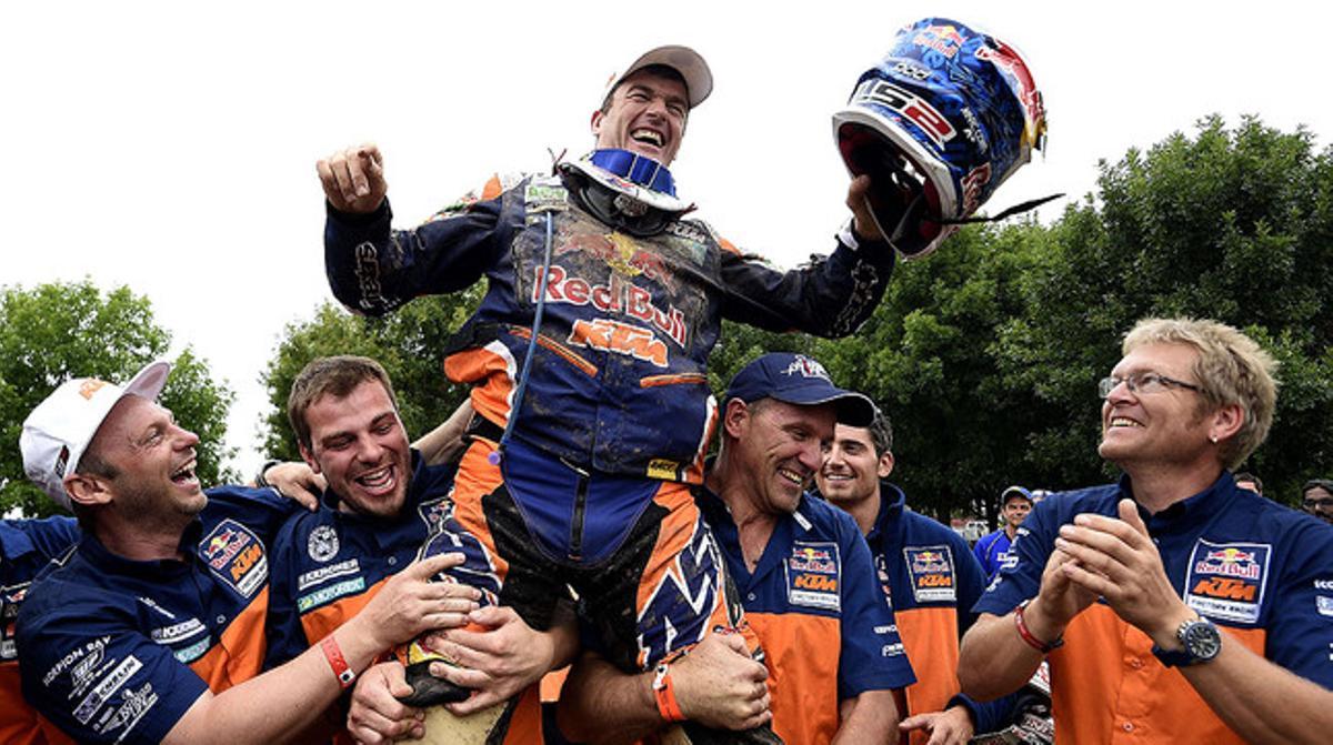Marc Coma celebra amb el seu equip (KTM) la victòria al Dakar 2015, la cinquena del pilot català, a l’arribada a Buenos Aires.