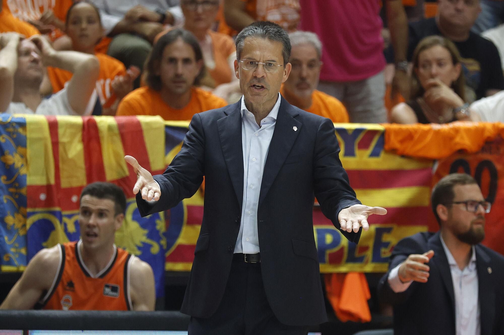VALENCIA, 25/06/2025.- El entrenador del Valencia, Pedro Martínez, durante el tercer partido de la final de la Liga Endesa que disputan hoy miércoles en el pabellón de la Fuente San Luis de Valencia ante el Real Madrid. EFE/Miguel Ángel Polo