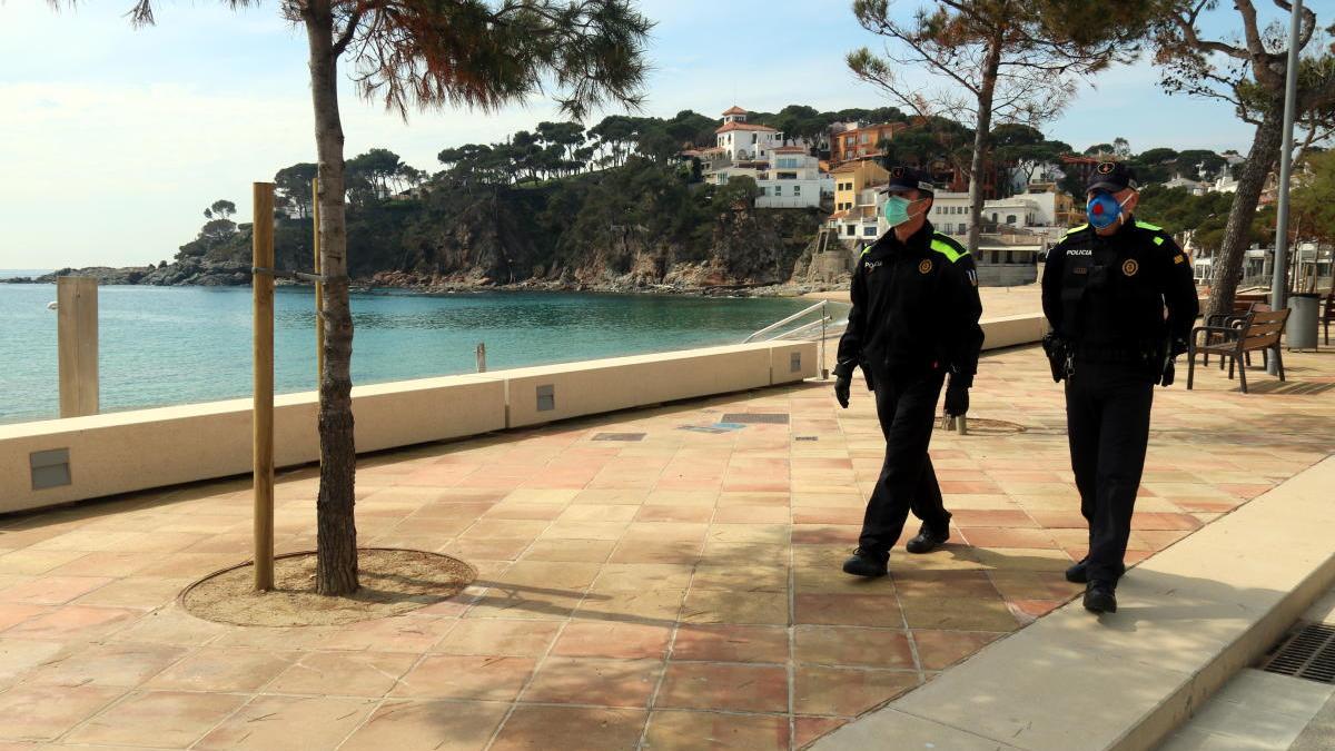 Agents de la Policia Local de Palafrugell patrullant per un passeig marítim.