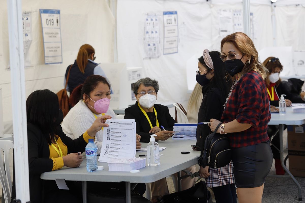 Los ecuatorianos residentes en la Región votan en las elecciones de su país