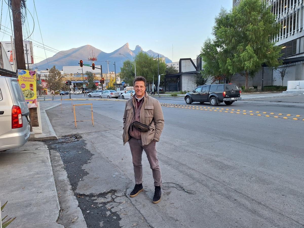 José Antonio Noriega, en una calle de Monterrey, con el Cerro de la Silla al fondo.