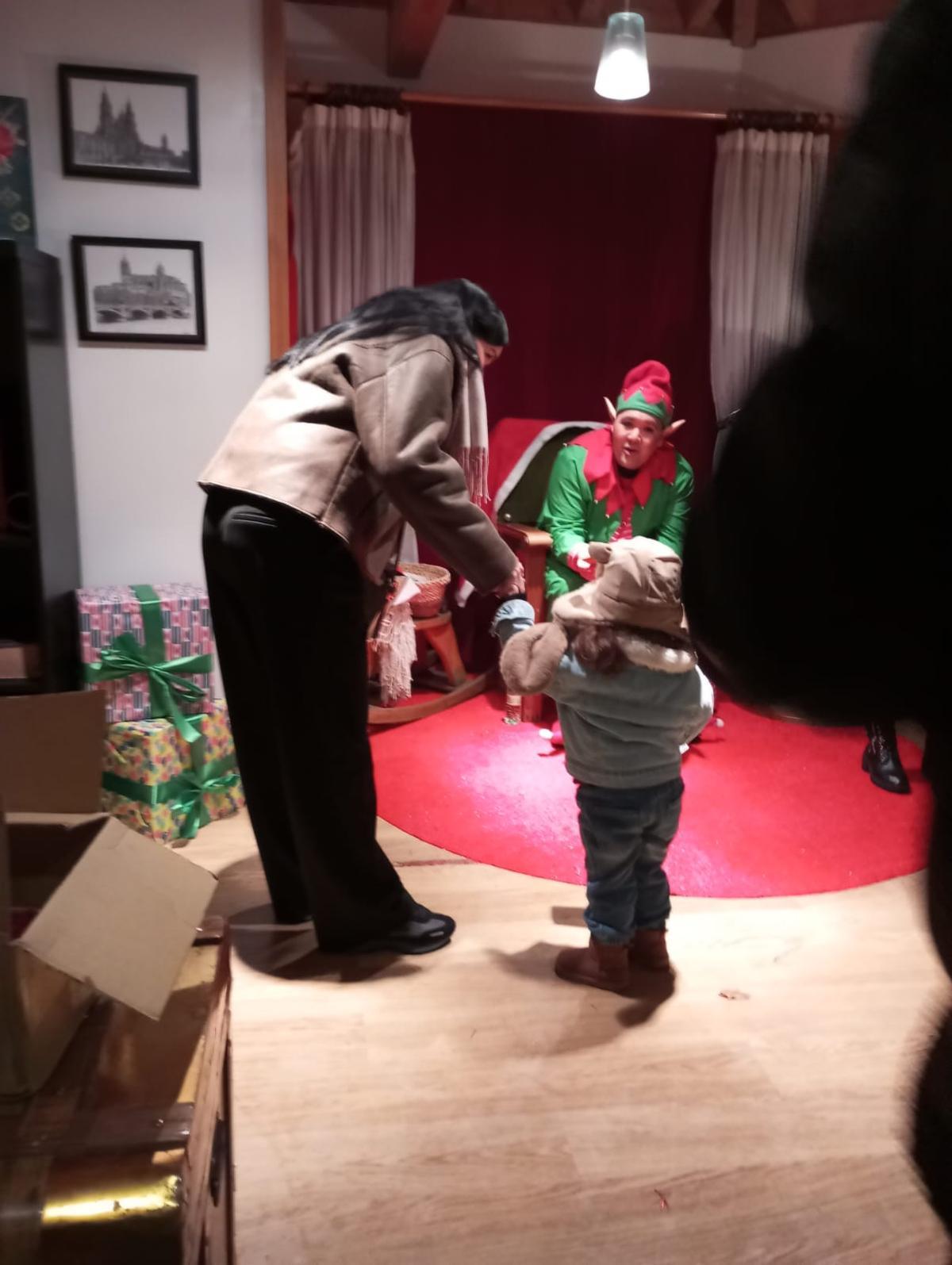 GALERÍA | Visitas de los niños y niñas al elfo de Papá Noel en Benavente