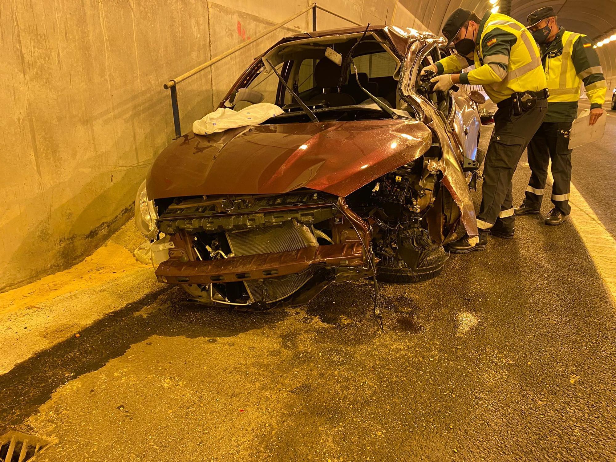 Accidente mortal en la AP-7: un coche impacta contra la mediana y sale volando