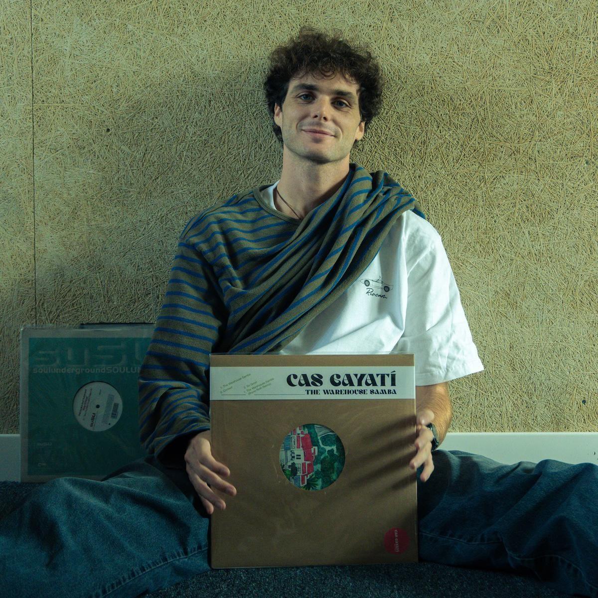 Bruno Torres Roth amb un vinil de Cas Gayatí.
