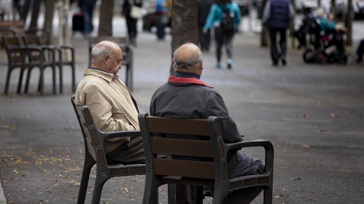 Personas de la tercera edad en un parque de Barcelona.