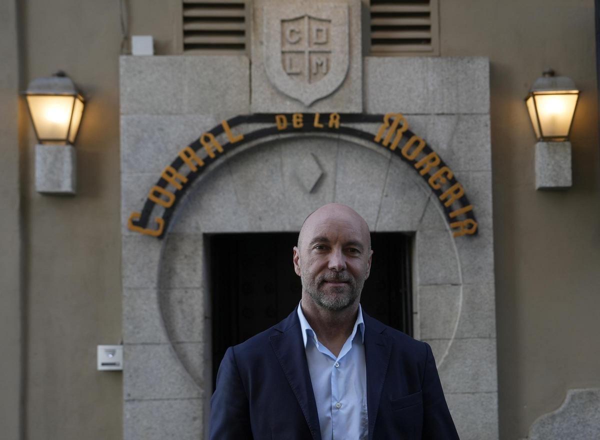 Armando del Rey, director del Corral de la Morería, a la entrada al emblemático establecimiento.