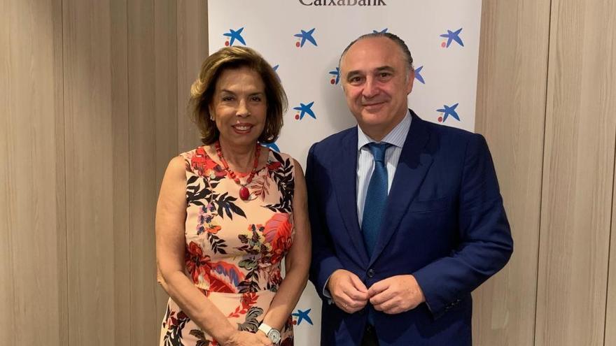 María Dolores Ciurana Boadas, directora gerente de Prolongo, con Juan Ignacio Zafra, directivo de CaixaBank.