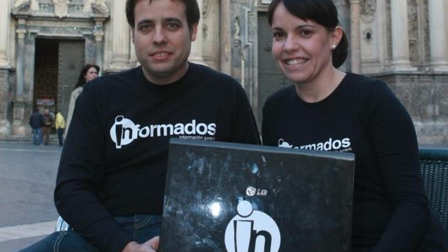 Los creadores de Achobook, ayer, en la puerta de la catedral de Murcia