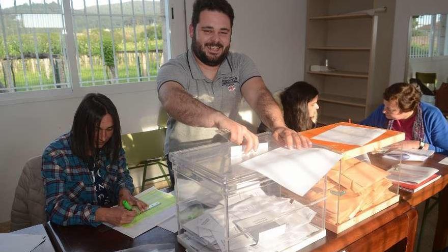 Una de las mesas electorales del municipio de Meis, el pasado 28 de abril. // Noé Parga