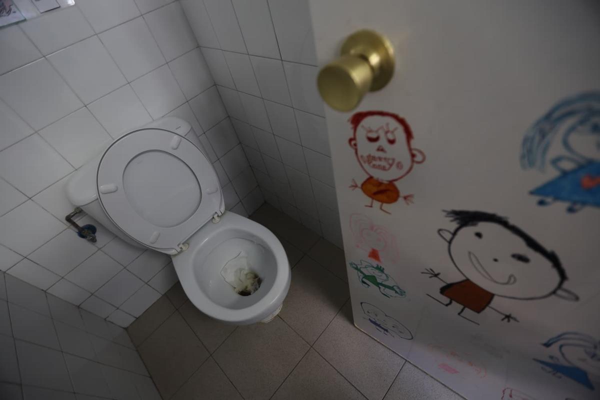 Un baño del colegio atascado por el corte de agua