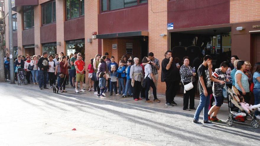 Reparten más de 10.000 Pasteles de Carne en la plaza Belluga