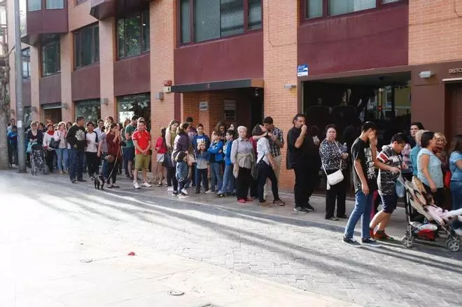 Reparten más de 10.000 Pasteles de Carne en la plaza Belluga