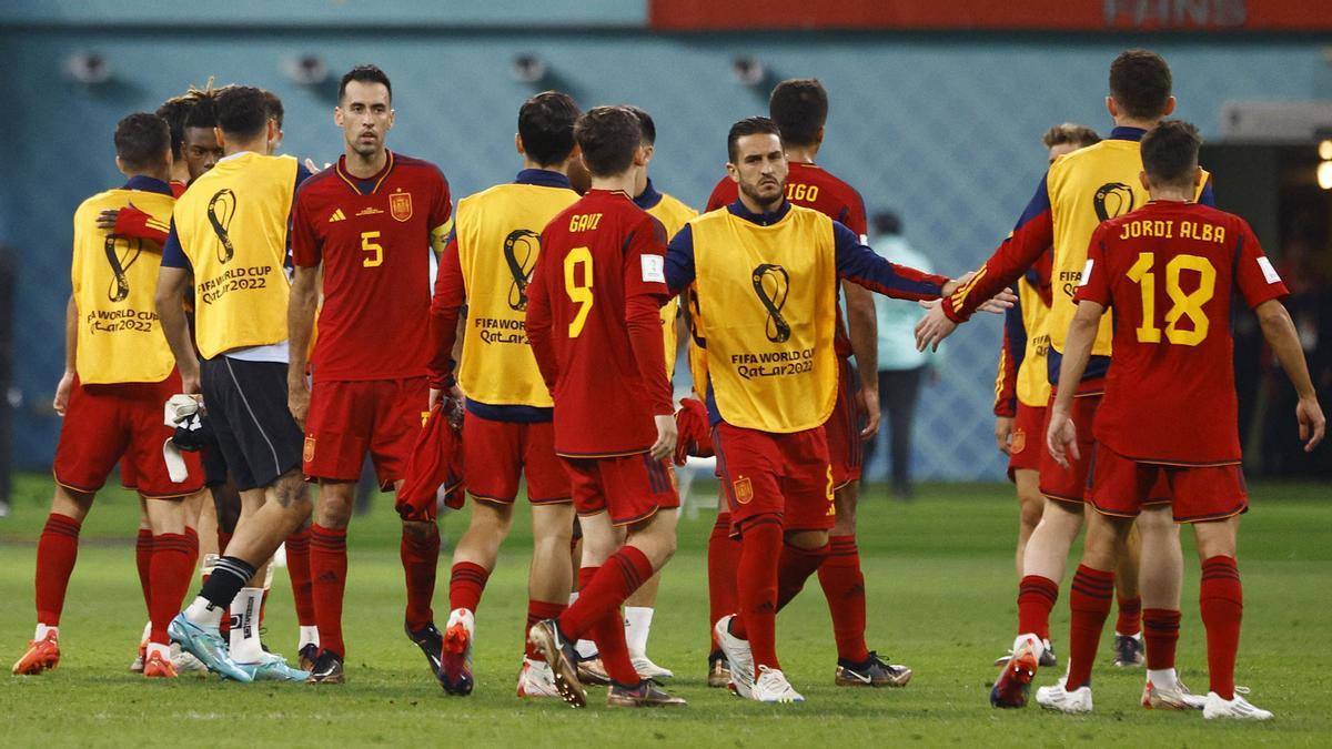 Los jugadores españoles se consuelan al final del encuentro ante Japón.