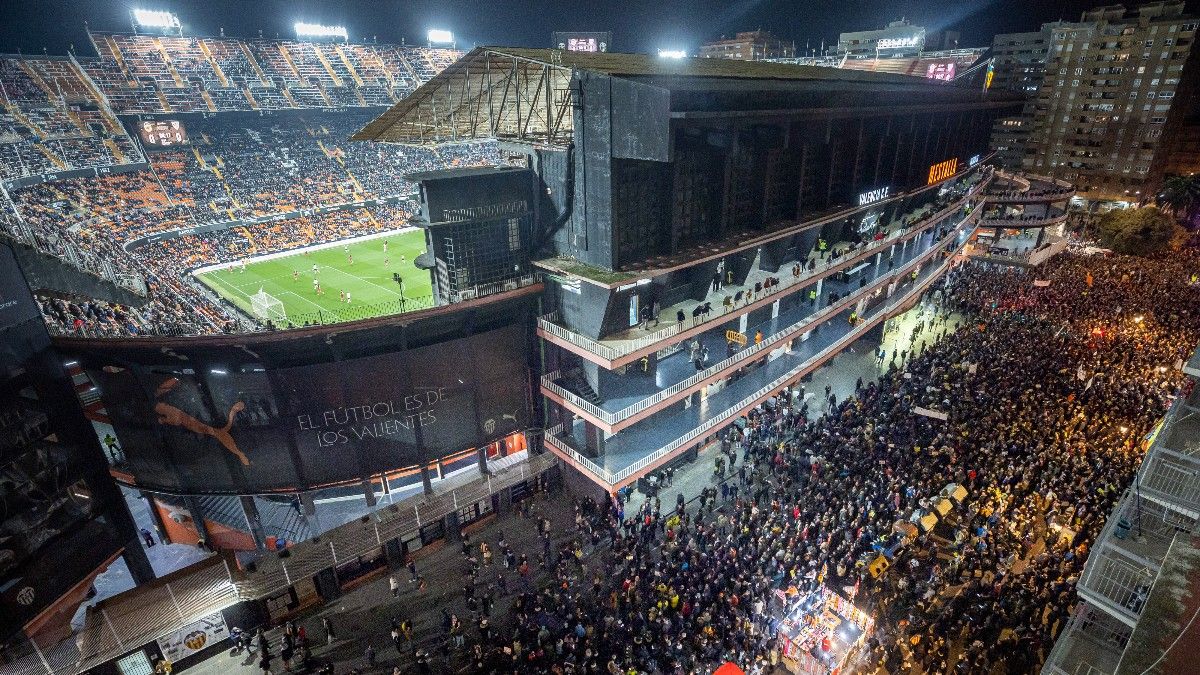 Aficionados del Valencia protestan contra Peter Lim en Mestalla