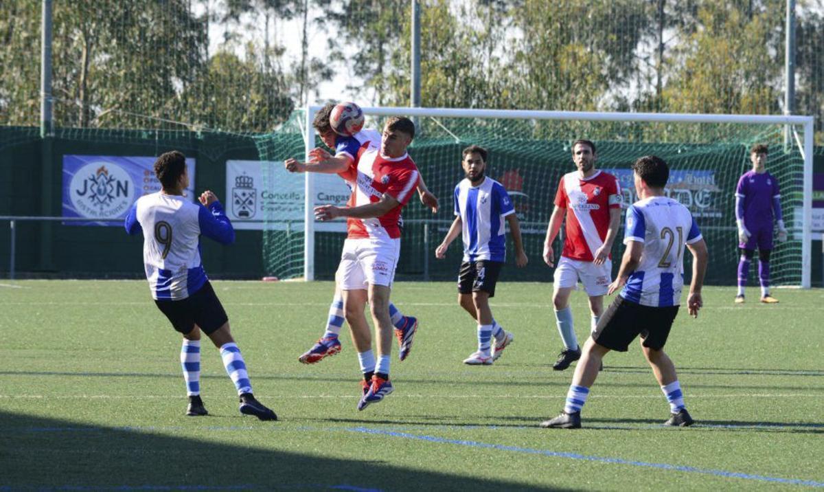 Disputa de un balón aéreo, ayer en San Amaro. | GONZALO NÚÑEZ