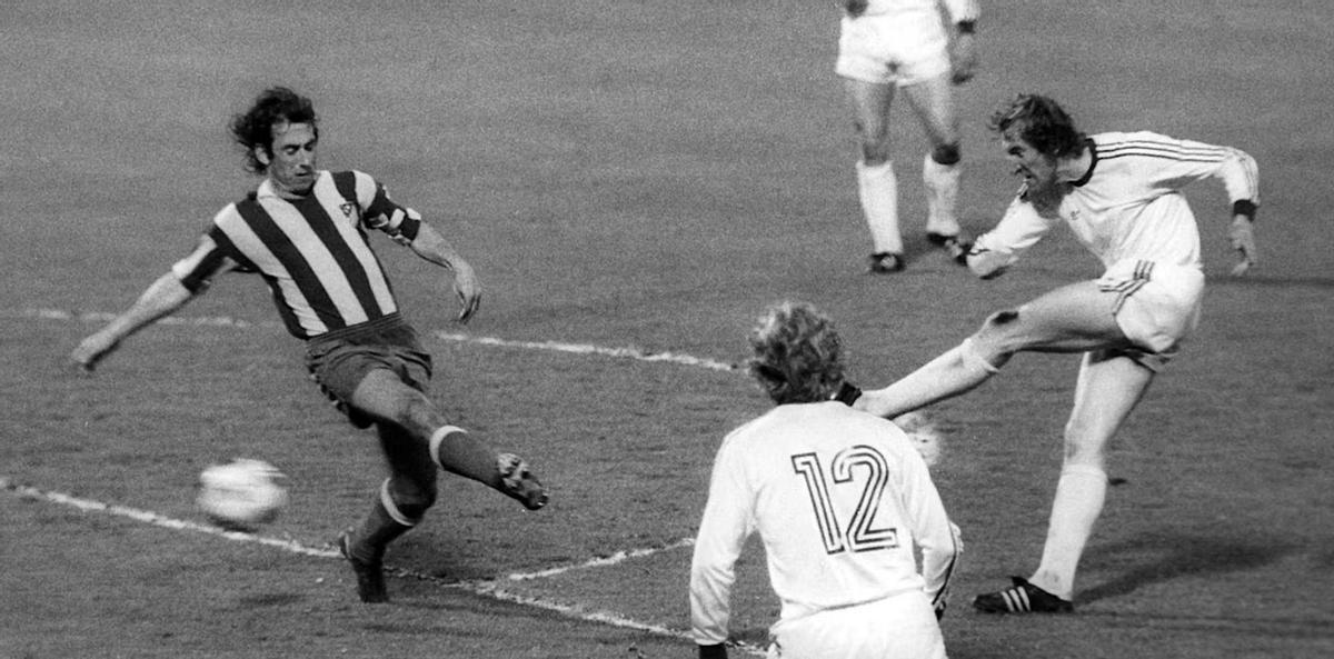 Adelardo trata de taponar un disparo de Schwarzenbeck en la final de la Copa de Europa de 1974.
