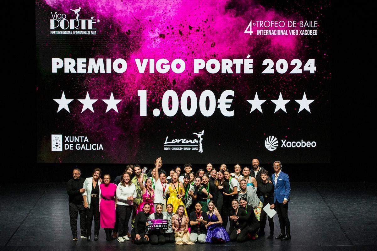 Bailarines de Media Punta, jurado y autoridades, tras recibir el Premio Vigo Porté 2024.