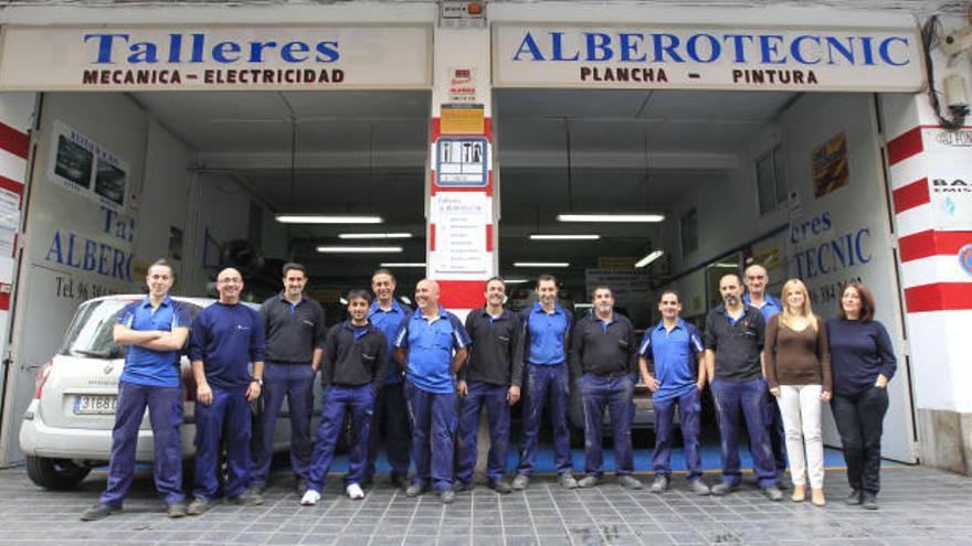 El equipo de talleres Alberotecnic, situado en el número 14 de la calle Totana, en Valencia.