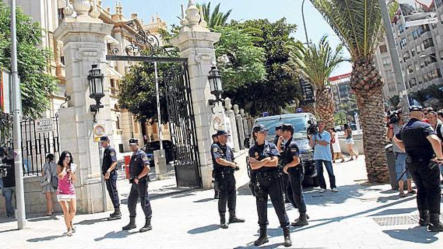 Varios agentes del Cuerpo Nacional de Policía custodian ayer el Palacio de la Diputación Provincial en presencia de un nutrido grupo de informadores.