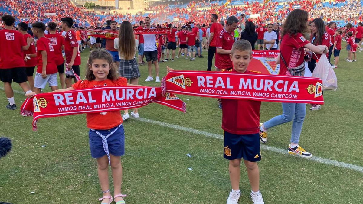 Fueron muchos los pequeños aficionados del Real Murcia que viajaron el domingo a Alicante para ver el partido del Real Murcia y otros muchos animaron desde sus coles.