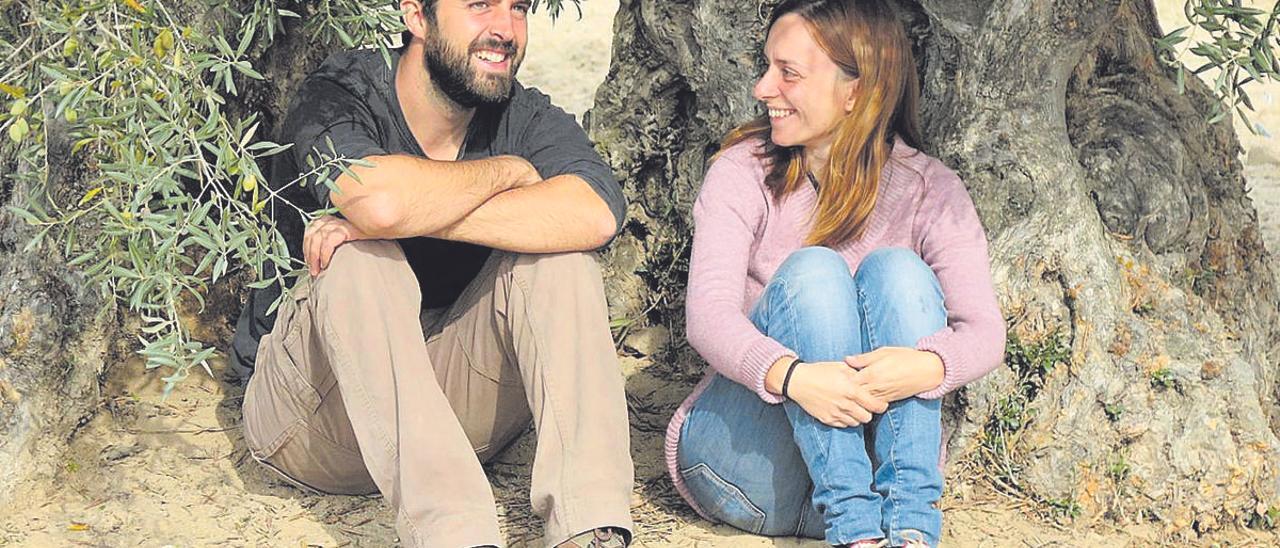 Guillermo Sánchez y Laura García en uno de los olivos de Arcicóllar (Toledo).