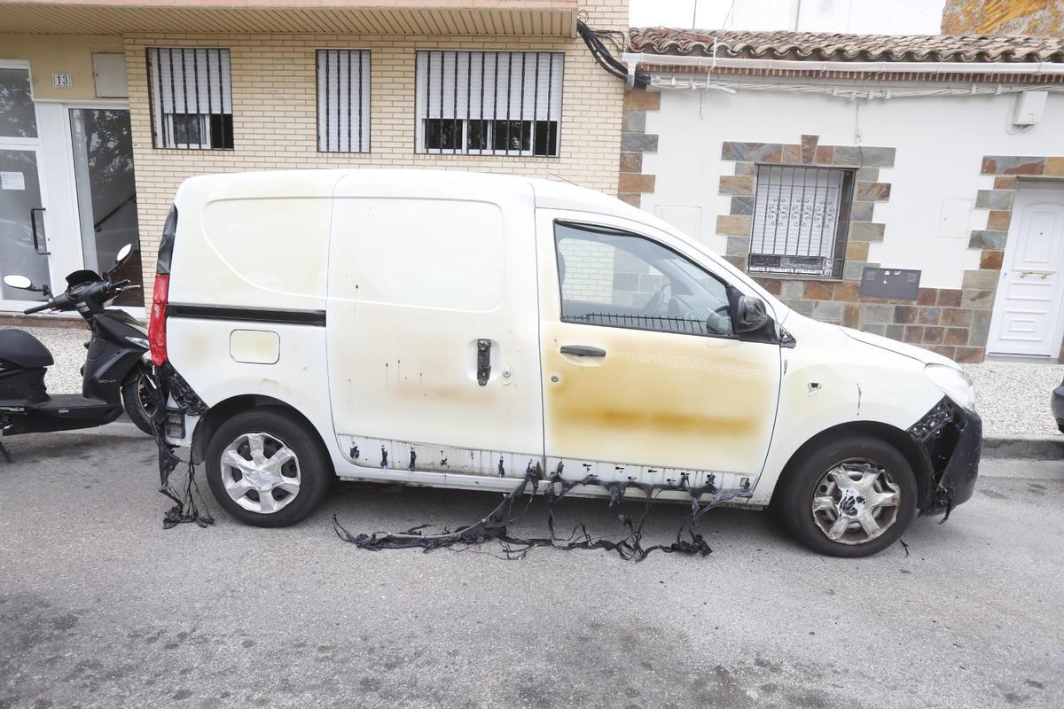 Contenedores quemados en Oliver-Valdefierro