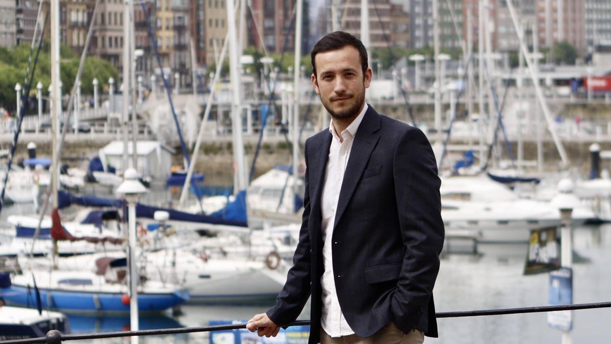 Pablo Blanco García, en el puerto deportivo de Gijón.