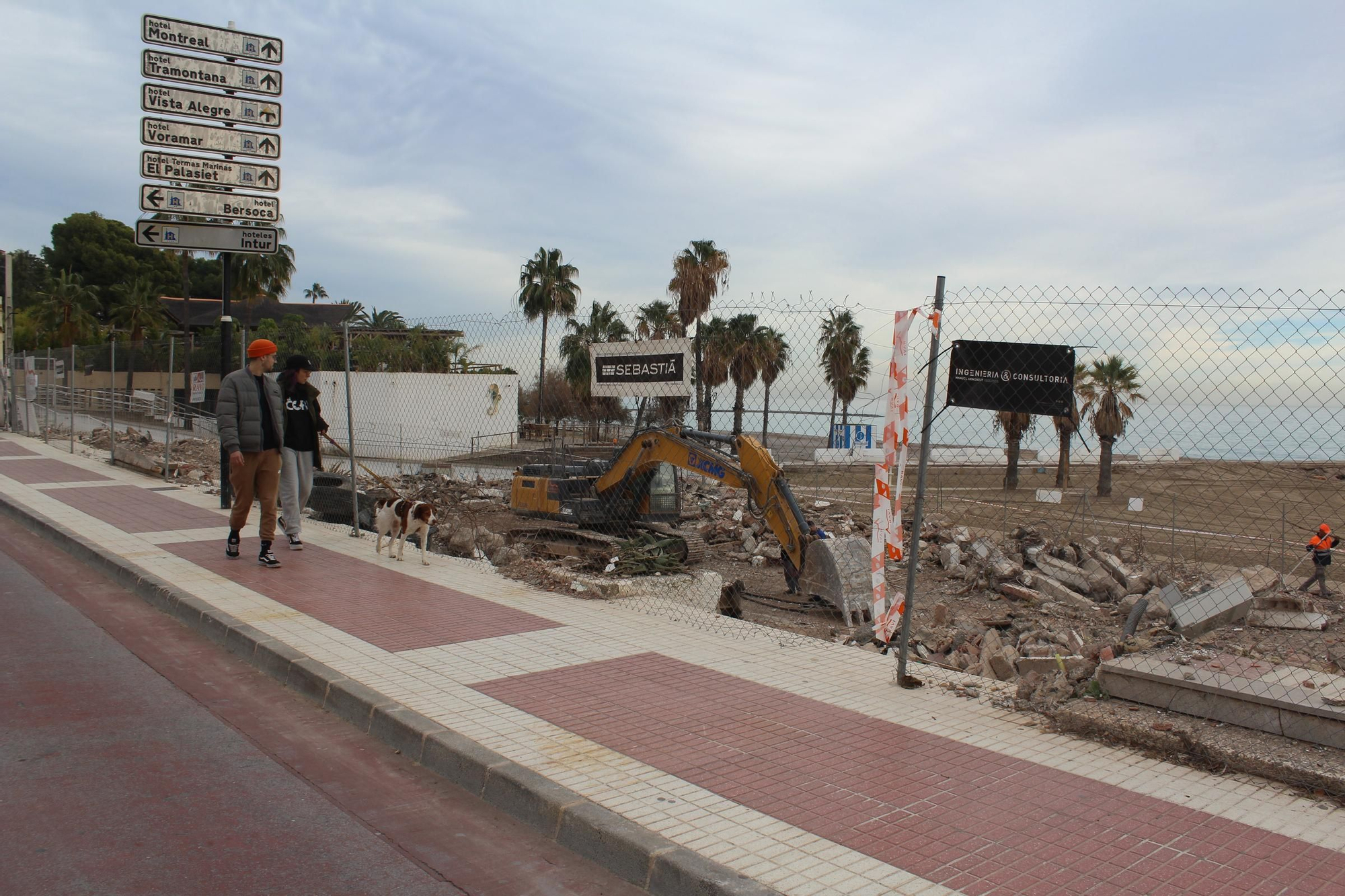 Las fotos de la 'desaparición' del Eurosol en Benicàssim: ya lo han derrumbado del todo