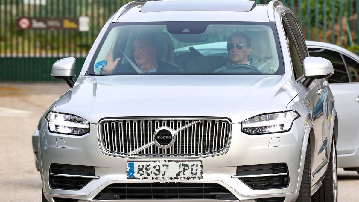 Juan Carlos I saluda desde el coche