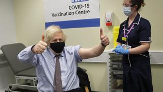 Boris Johnson se vacuna contra la COVID-19 con AstraZeneca