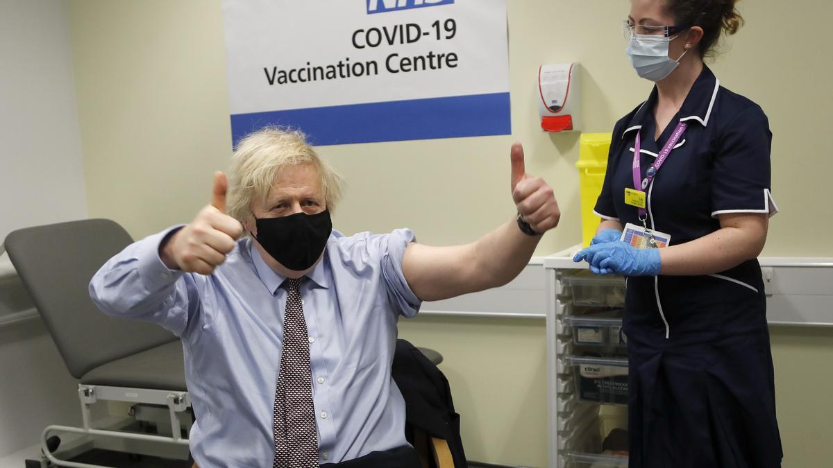 El primer ministro de Reino Unido, Boris Johnson, se vacuna con AstraZeneca.