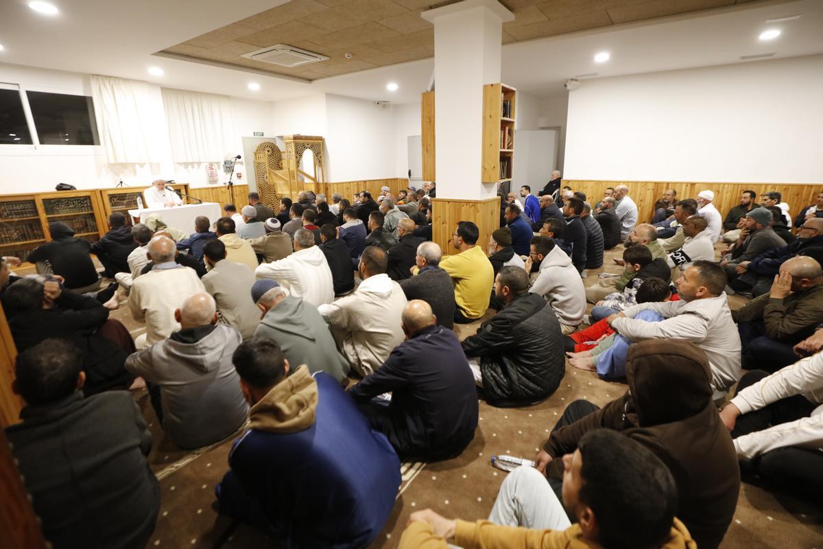 Los musulmanes durante una de las oraciones en la mezquita de Sant Antoni