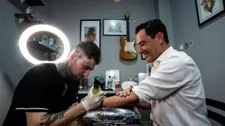 Juanma Moreno se hace un tatuaje cumpliendo una de sus 'promesas electorales'