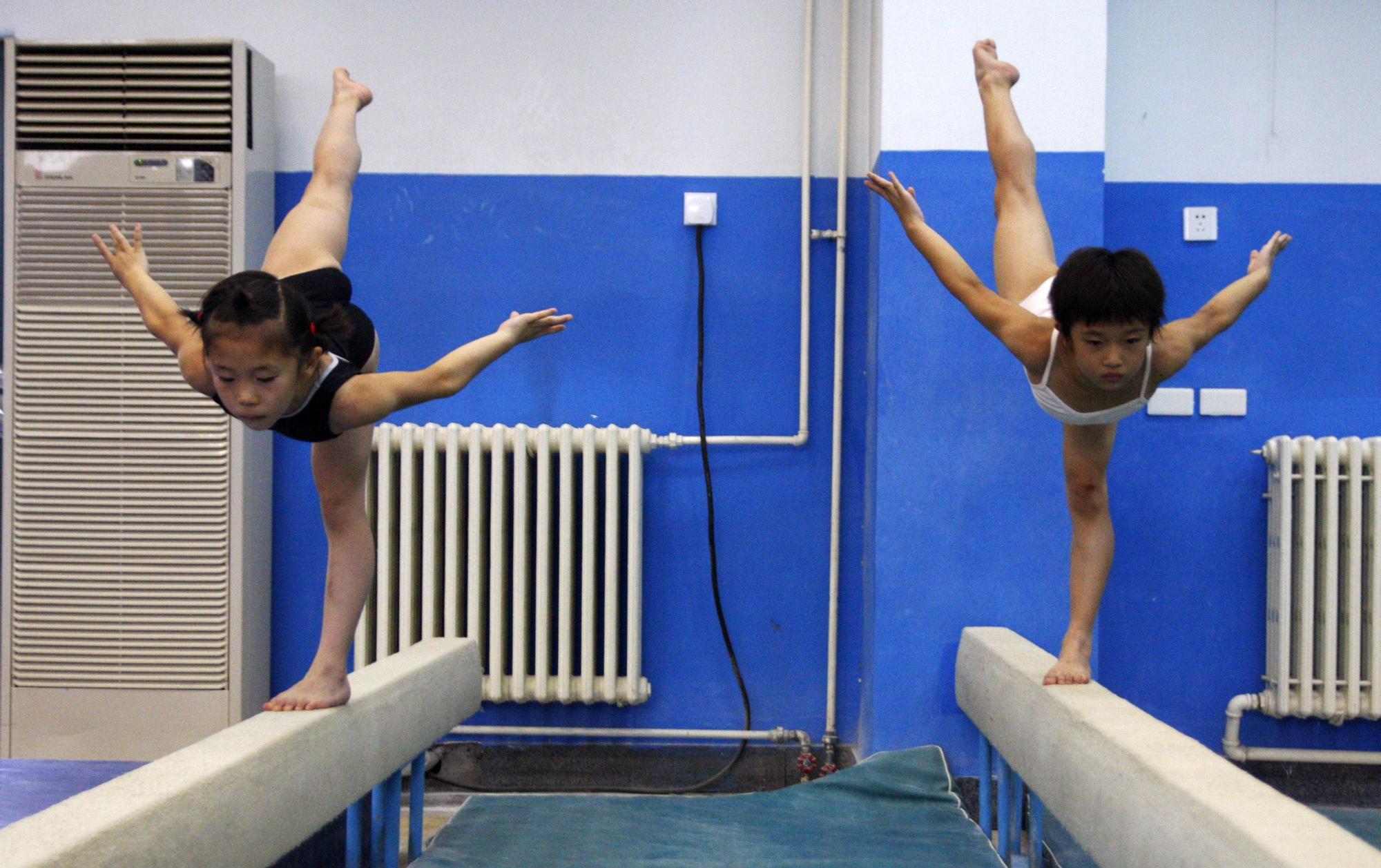 Gimnastas en una escuela china