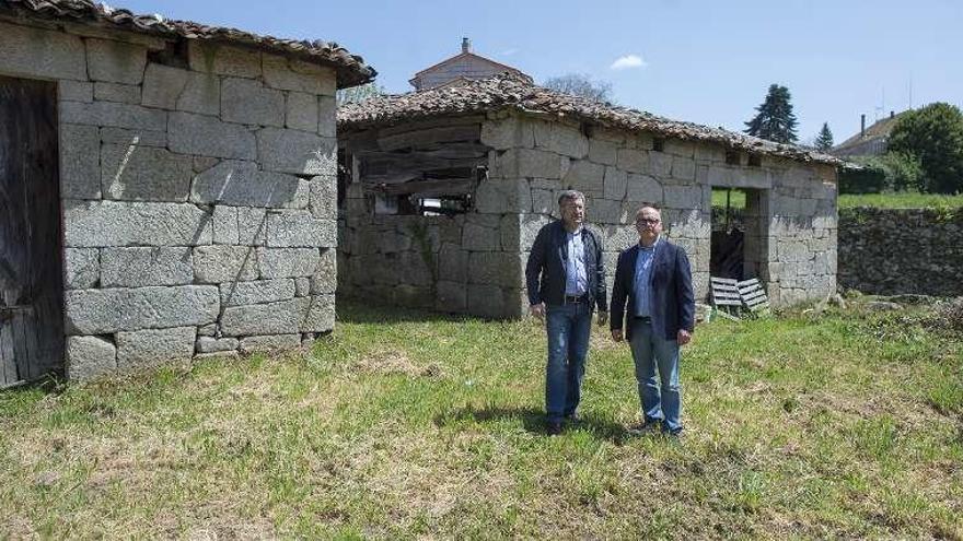 Rodríguez y Baltar, delante de lo que será la futura biblioteca. // FdV