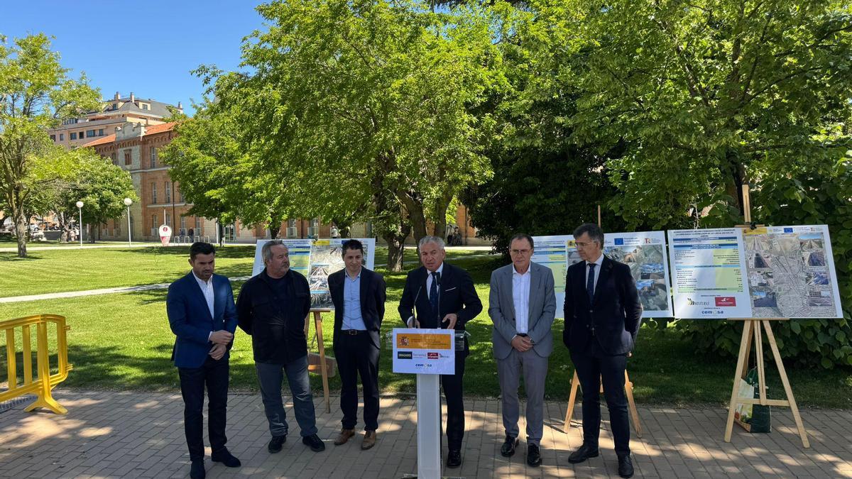 Nicanor Sen, delegado del Gobierno de España en Castilla y León, explica las obras de humanización