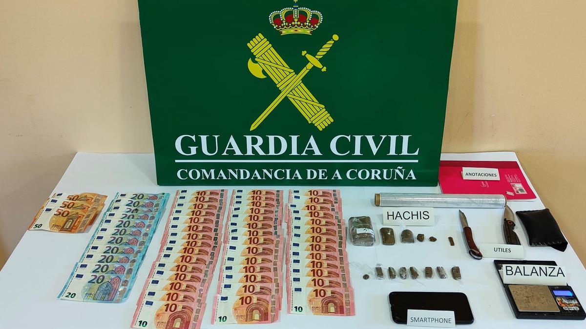 Dinero, hachís y utensilios incautados al detenido en Rianxo