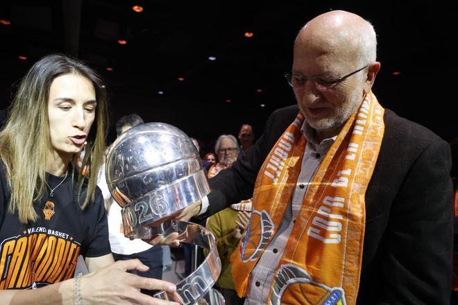 El Valencia festeja con su afición la Copa de la Reina en un Roig Arena entregado con Juan Roig