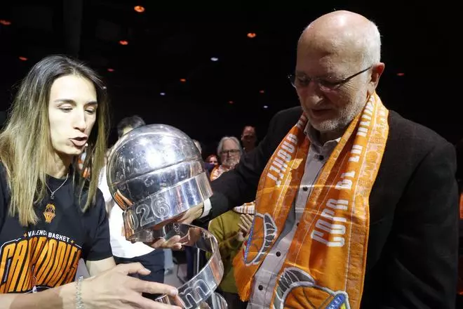 El Valencia festeja con su afición la Copa de la Reina en un Roig Arena entregado con Juan Roig