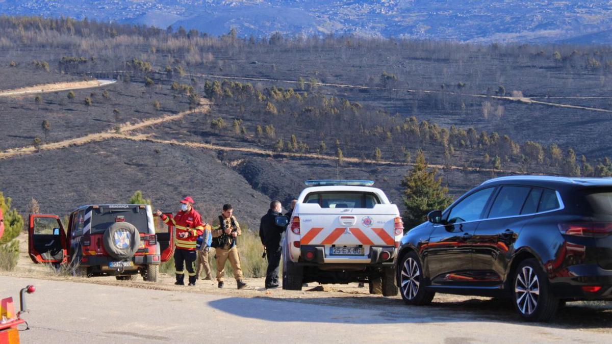 Equipos de extinción desplazados a la zona con la sierra quemada al fondo. | Araceli Saavedra