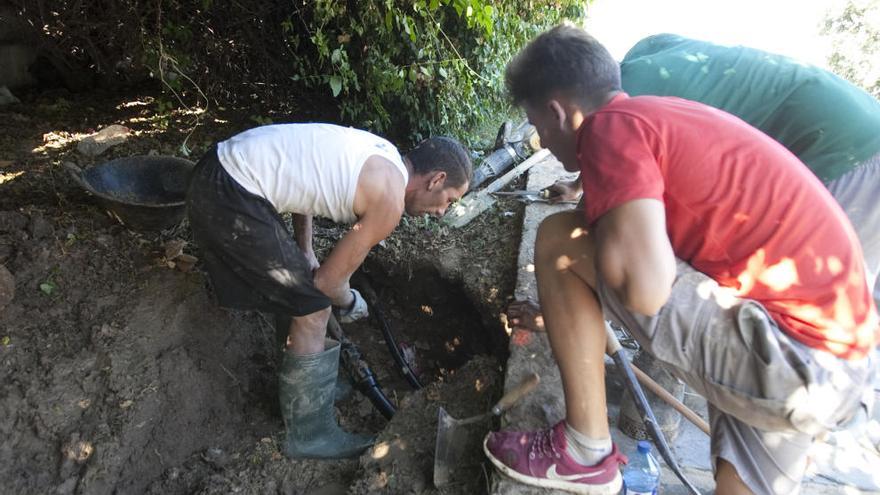 Xàtiva repara otra fuga de agua en el principal acceso a la ciudad