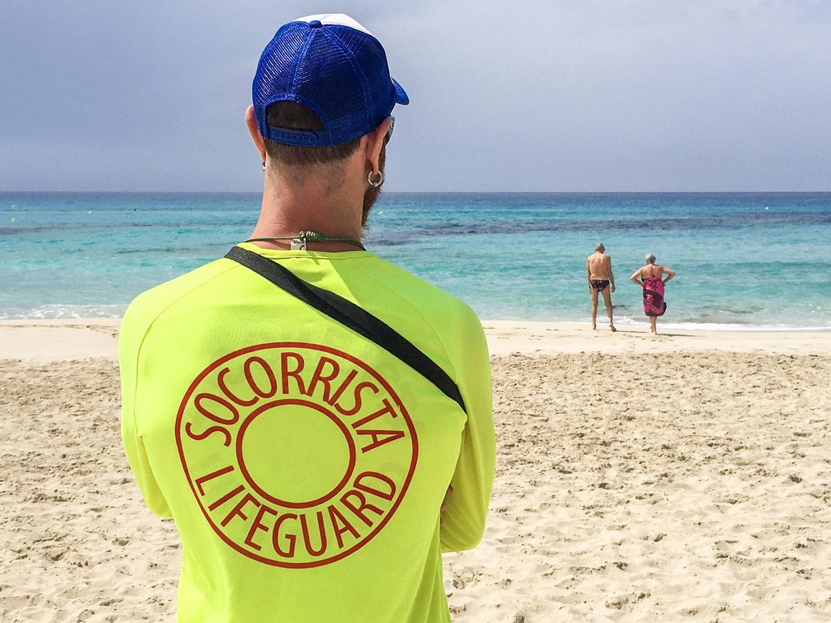 Un socorrista en una de las playas de Formentera, en una imagen de archivo.